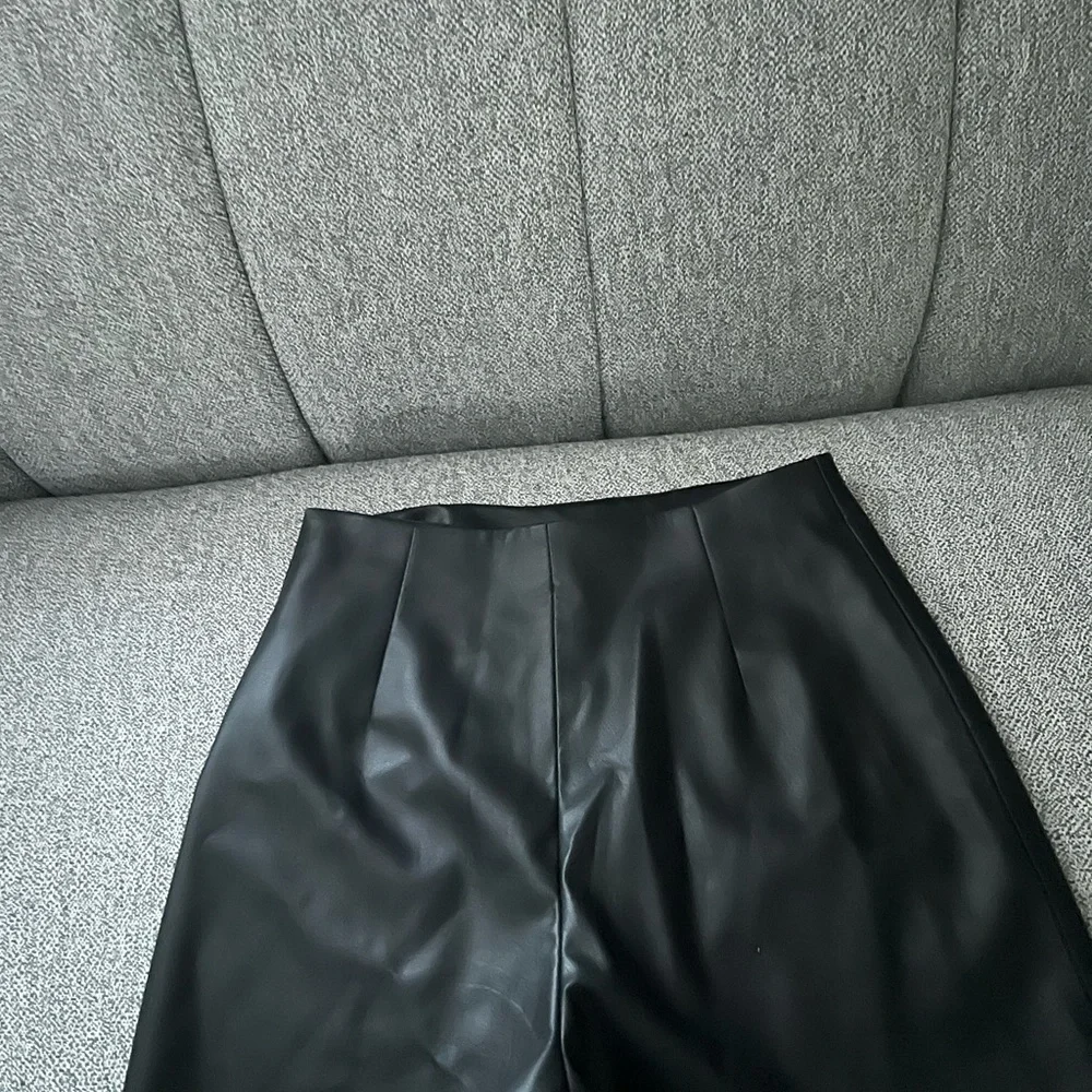 Zara Black Leather-Look Mini short skirt - Picture 2 of 2